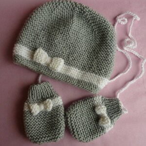 Bonnet bébé et moufles tricot laine gris clair et blanc image 1