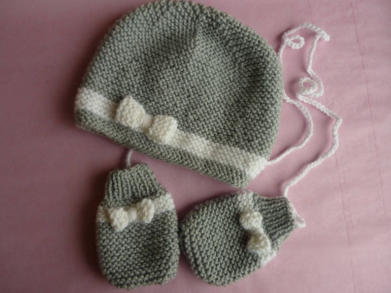 Bonnet bébé et moufles tricot laine gris clair et blanc image 1