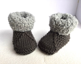 Chaussons bébé tricotés main, bicolore gris fonte et gris clair, bottines fourrure tricot, cadeau naissance made in France