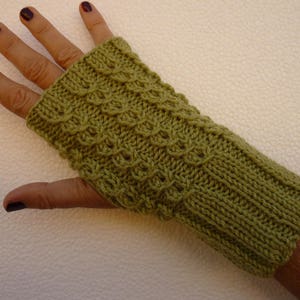 Mitaines femme torsades, vert amande, gants pour elle, tricotées main image 2