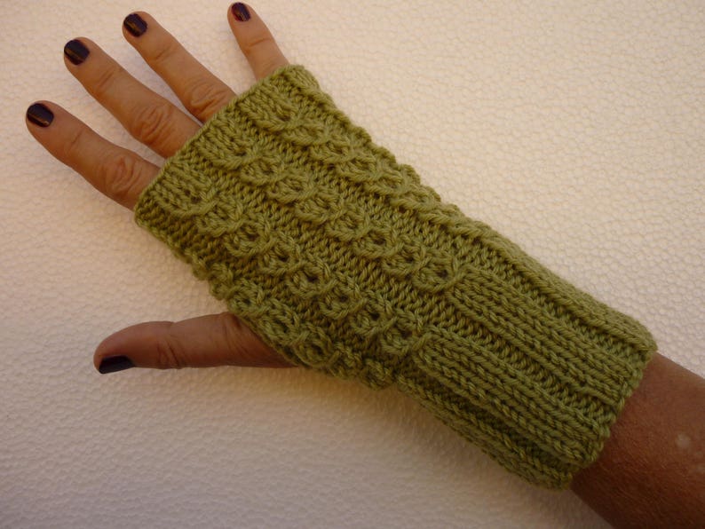 Mitaines femme torsades, vert amande, gants pour elle, tricotées main image 2