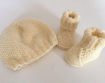 Ensemble bonnet chaussons naissance, tricoté main, laine beige écru, cadeau de naissance, trousseau maternité, layette bébé