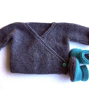 Ensemble brassière kimono et chaussons, tricoté main, bébé naissance, cache cœur tricot, cadeau naissance. Made in France image 1