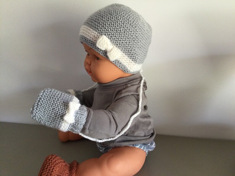 Bonnet bébé et moufles tricot laine gris clair et blanc image 7
