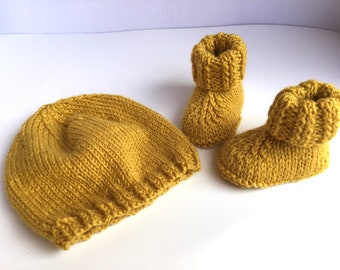 Ensemble bonnet chaussons naissance, laine tricot, cadeau de naissance, couleur jaune moutarde