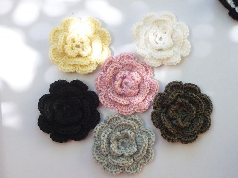 Fleur triple crochet, laine gris fonte, fleur gris foncé, pour agrémenter créations, appliqué image 3