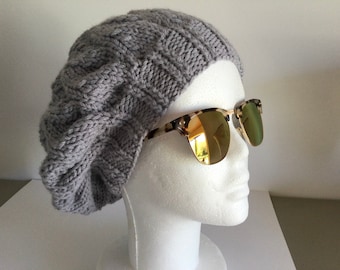 Bonnet femme slouch, gris clair, chapeau tricot, béret femme, accessoire hiver.