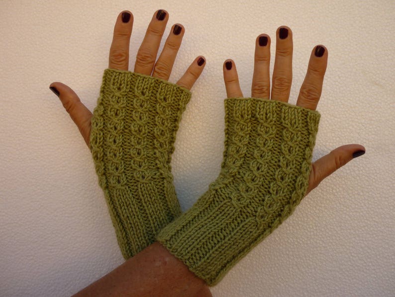 Mitaines femme torsades, vert amande, gants pour elle, tricotées main image 1
