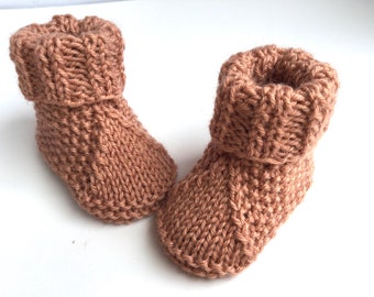 Chaussons bébé tricotés main, laine française beige rosé, bottines tricot, cadeau naissance made in France