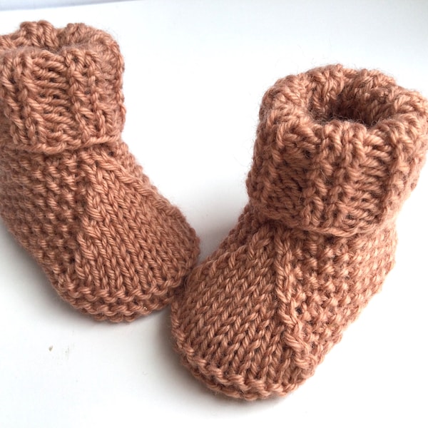 Chaussons bébé tricotés main, laine française beige rosé, bottines tricot, cadeau naissance made in France