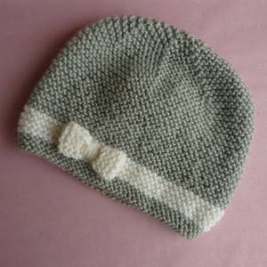 Bonnet bébé et moufles tricot laine gris clair et blanc image 3