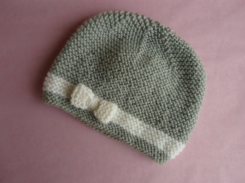 Bonnet bébé et moufles tricot laine gris clair et blanc image 3