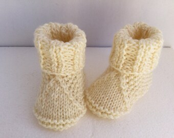 Chaussons bébé tricotés main, laine française écru, beige crème,, bottines tricot, cadeau naissance made in France