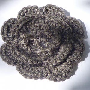 Fleur triple crochet, laine gris fonte, fleur gris foncé, pour agrémenter créations, appliqué image 2