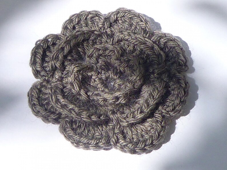Fleur triple crochet, laine gris fonte, fleur gris foncé, pour agrémenter créations, appliqué image 2