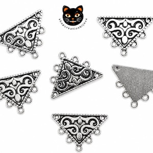 Puede incluir: Seis conectores de joyería triangulares de tono plateado con intrincados patrones de volutas. Cinco piezas muestran diseños en relieve detallados en el frente, mientras que una pieza muestra una parte posterior plana y texturizada. Cada conector incluye múltiples bucles pequeños.