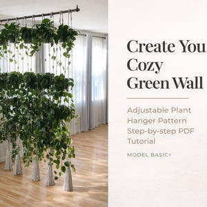Op de afbeelding: Een groene muur van hangplanten, opgehangen aan een zwarte stang. De planten zijn in lagen gerangschikt, waardoor een weelderige, verticale tuin ontstaat. De tekst "Create Your Cozy Green Wall" is zichtbaar.