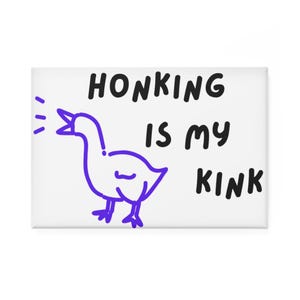 Könnte beinhalten: Weißer rechteckiger Magnet mit dem Text "HONKING IS MY KINK" in Schwarz und einer lila Cartoon-Gans. Die Gans ist mit einer einfachen Kontur gezeichnet und schnattert. Ein humorvoller Artikel.