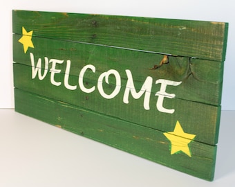 Recycled rustic welcome sign, repurposed pallet plague, white and green script letter, wood wall hanging, shipping crate, star home decor