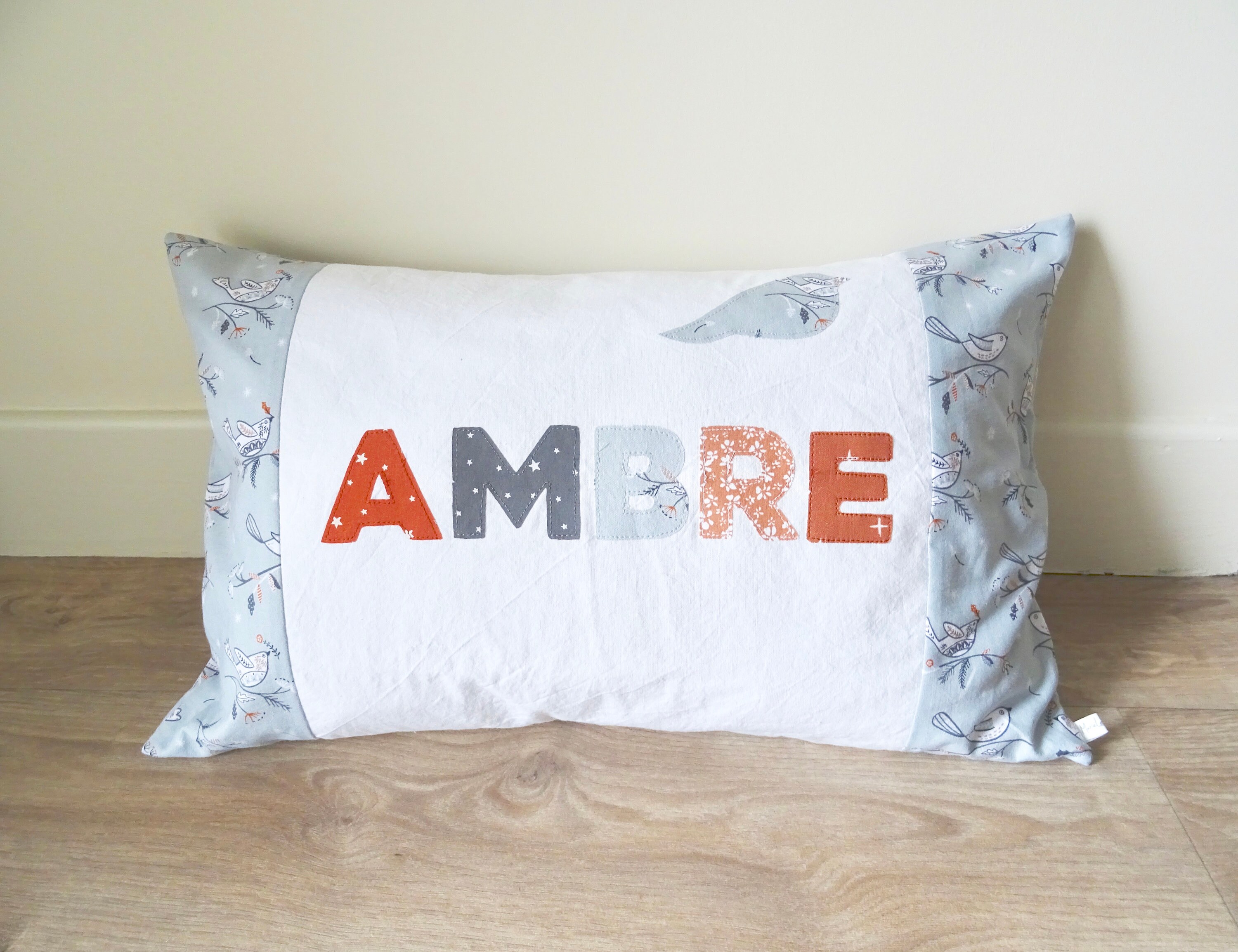 Coussin Personnalisé, Cadeau de Naissance Tendance, Coussin Prénom Gris Terra Cota