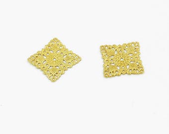 Lot de 2 pendentifs ajourés carrés laiton brut doré 1,5 mm