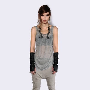Doorzichtige tanktop voor dames | Singlet met open rug | Asymmetrische tanktop | Kleding in laagjes | Festivalkleding | Dystopische kleding | Veganistische top