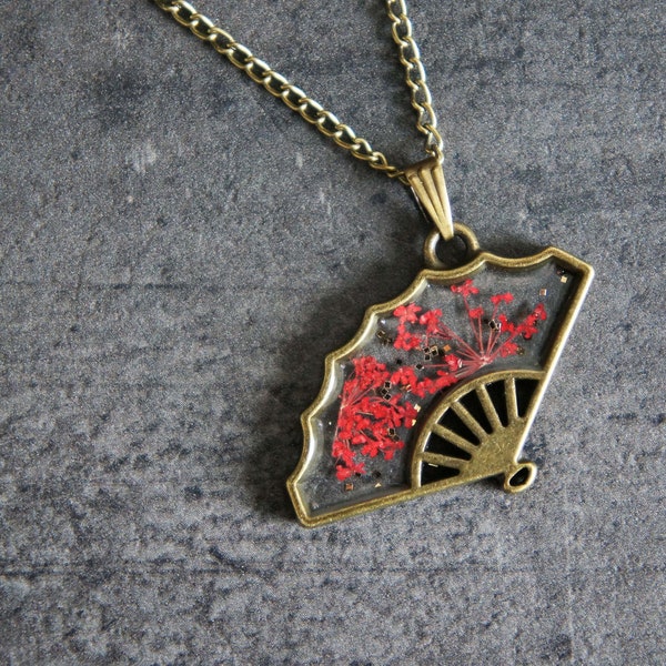 Collier résine éventail bronze et fleurs rouges