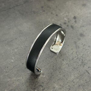 マットブラックレザーシルバーカフブレスレット