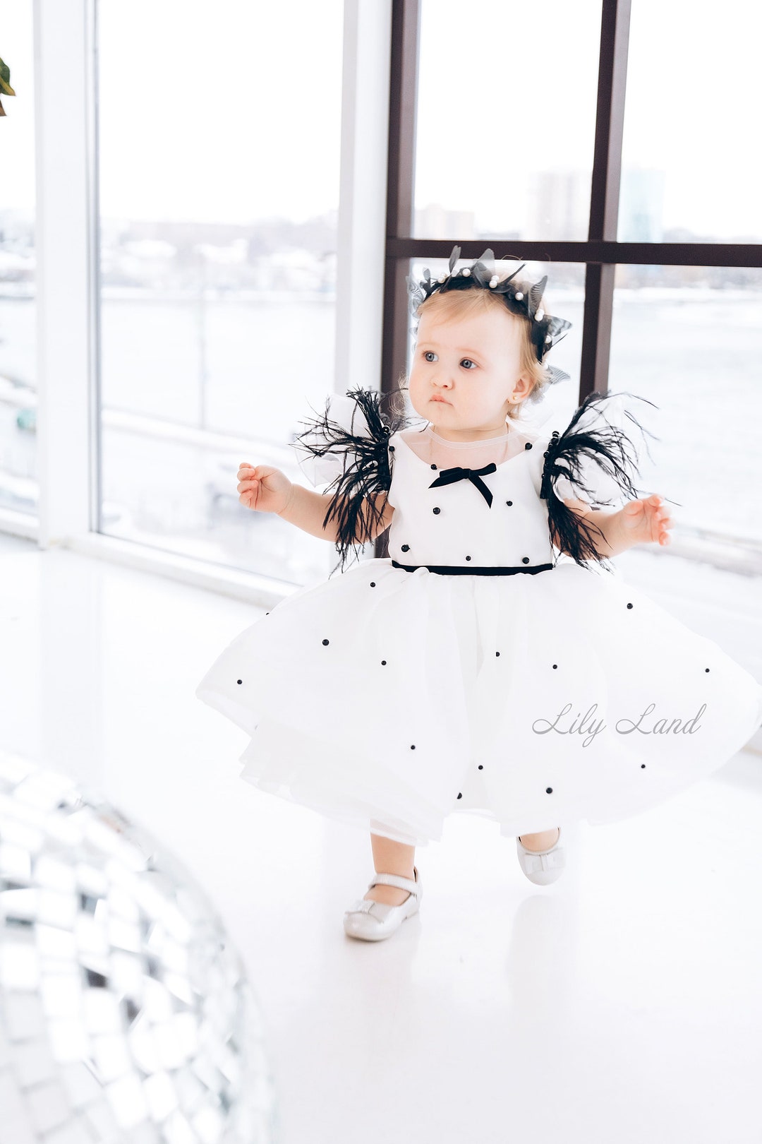 Abito da primo compleanno bianco nero con maniche di piume, abito