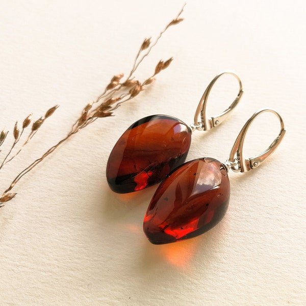 Boucles d'oreilles luxueuses en ambre rouge foncé torsadé de forme originale de taille moyenne pour femmes / boucles d'oreilles avec argent / cadeau unique de grande couleur bordeaux