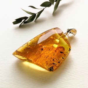 Pendentif en ambre WOW avec petit insecte, pendentif en ambre jaune clair en forme de polygone unique avec des morceaux, inclusions de pendentif en ambre vert pour femme