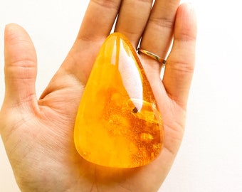 Pierre d'ambre orange avec des insectes, grand souvenir de petits morceaux  de résine ambrée épaisse, idée cadeau d'inclusions de décoration  spirituelle ambre jaune clair -  France