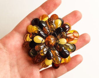 Broche/colgante pequeño de hoja de ámbar, colores mezclados a la moda, estilo versátil, ropa de verano con piedras preciosas únicas, primavera de joyería multicolor