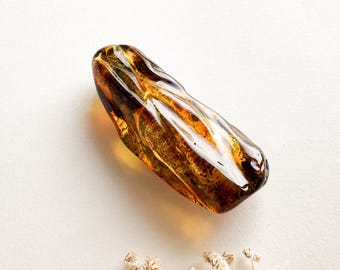大きなオリジナルの楕円形の天然琥珀樹脂のお土産、濃いコニャック色の