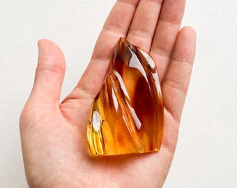 Mountain Amber Masterpiece – Transparent Stone with Large Fossil Insect, Yellow-Green-Orange Hues, Floral Pattern, Black Friday Exclusive