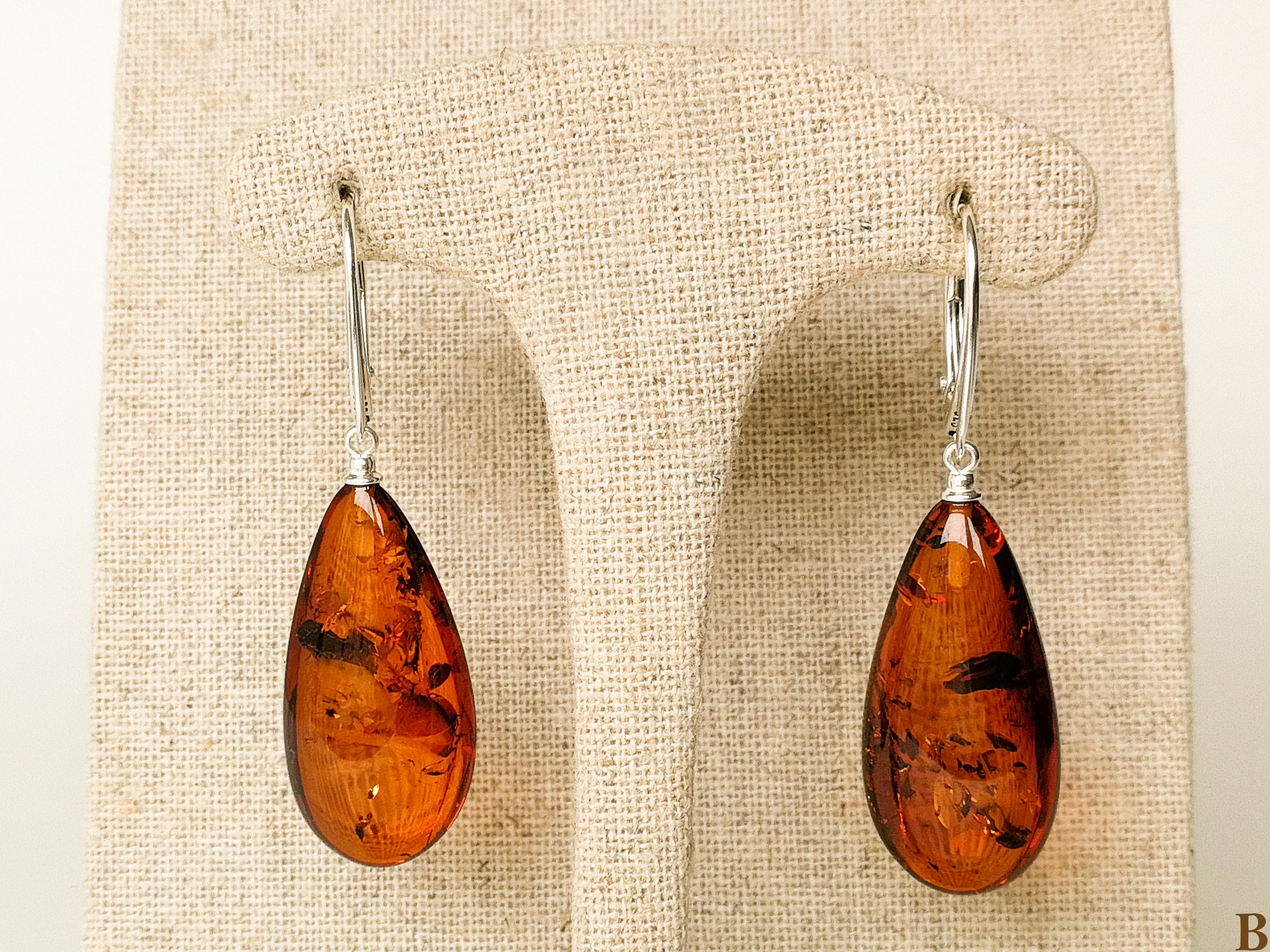 Orecchini a bottone in ambra baltica color cognac