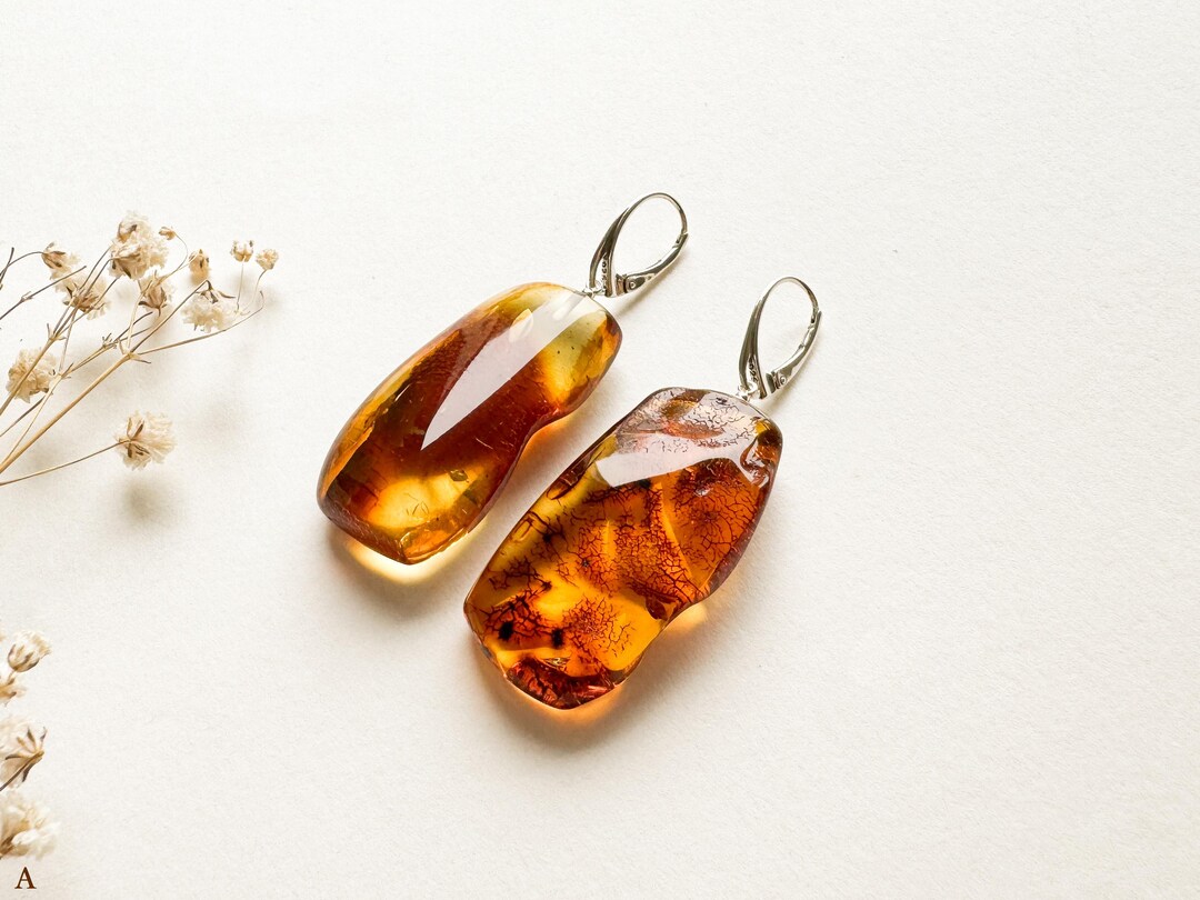 Orecchini a bottone in ambra baltica color cognac: argento