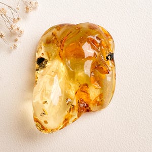 Grande gemma di ambra baltica naturale a forma di duna ondulata, 140 g, color champagne, citrino dorato, con inclusioni scintillanti e caratteristiche tipiche del design d'interni.