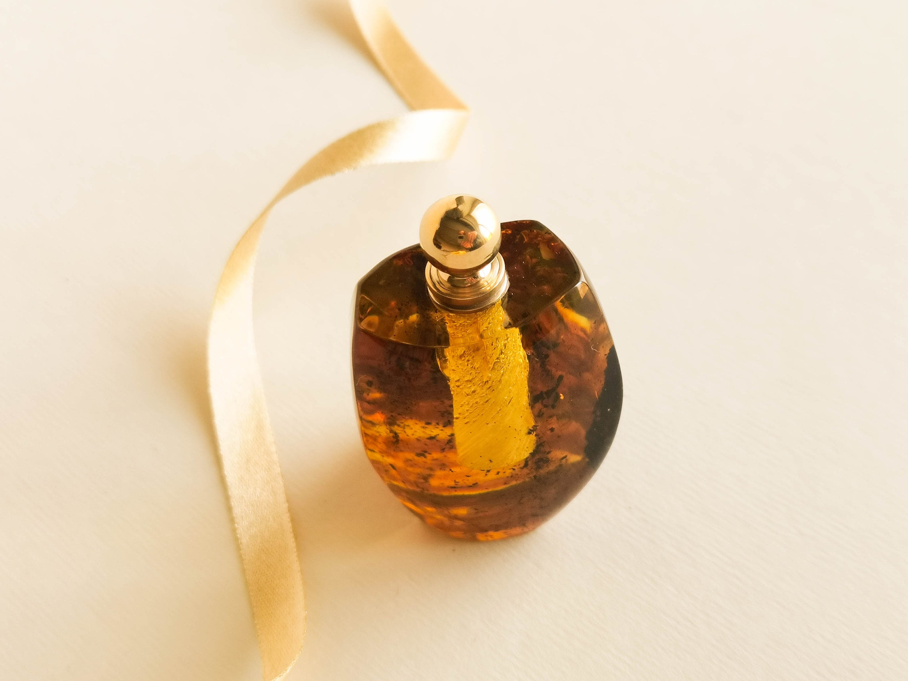 Worth 香水 ダークブラウン 丸型ボトル