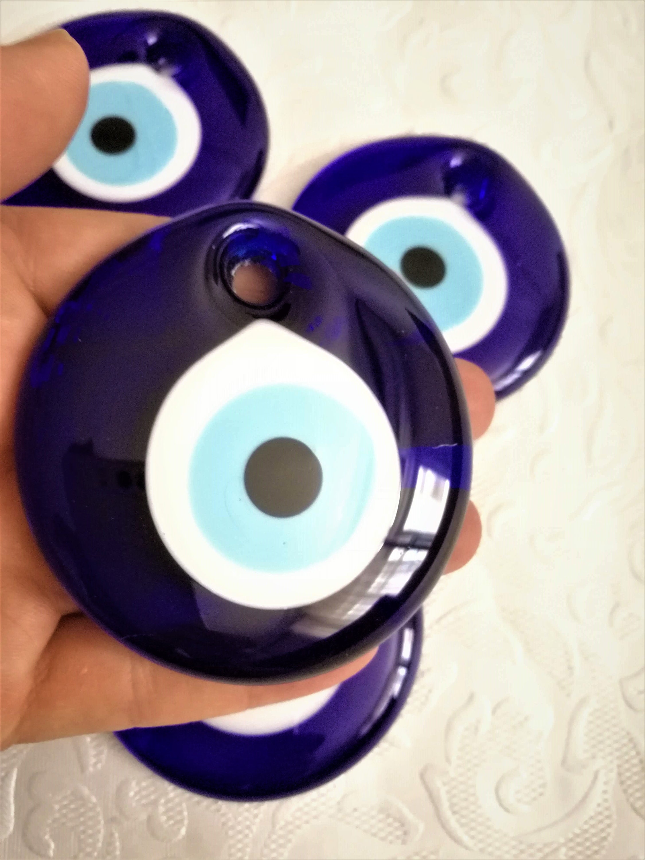 Erbulus Großes türkisches blaues Evil Eye-Wanddeko aus Glas mit kleinen  Herzen – türkische Nazar-Perle – Hausschutzanhänger mit  Hamsa-Schlüsselanhänger – Wanddekor-Amulett in einer Box – OceanBargains