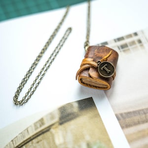 Collar de libro en miniatura, collar de letras, libro de cuero encuadernado a mano, regalo para amantes de los libros, regalo de San Valentín