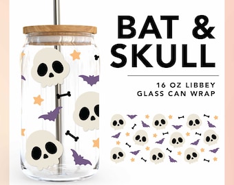 Puede incluir: Un envoltorio para lata de vidrio de 473 ml con temática de Halloween. El diseño presenta un patrón repetitivo de murciélagos, calaveras, huesos y estrellas. El texto "BAT & SKULL" está impreso en negro en la parte superior de la imagen. El texto "16 OZ LIBBEY GLASS CAN WRAP" está impreso en negro debajo del diseño.