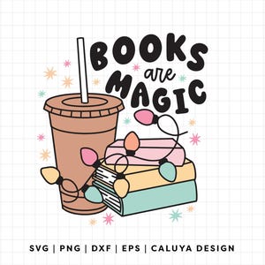 K&ouml;nnte beinhalten: Ein Grafikdesign mit einer Tasse Kaffee, einem Stapel B&uuml;cher und Lichterketten. Der Text "Books are magic" ist in schwarzen Buchstaben geschrieben.