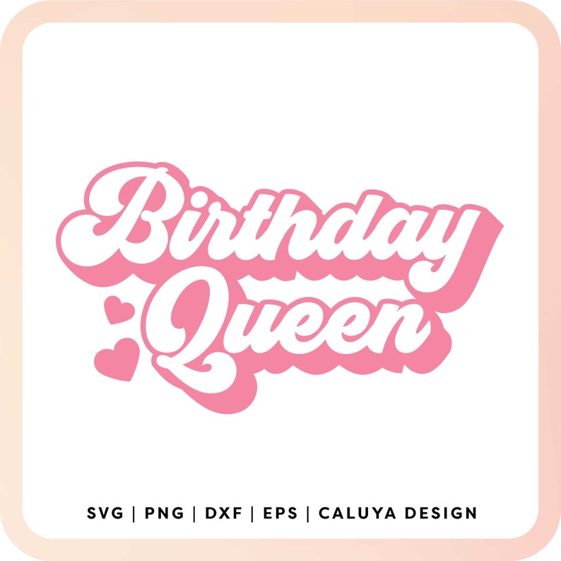 Op de afbeelding: Roze en wit grafisch ontwerp met de tekst "Birthday Queen" in een retro lettertype. Twee kleine hartjes bevinden zich aan de linkerkant van het ontwerp.