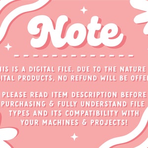 Op de afbeelding: Roze achtergrond met witte golvende lijnen en witte madeliefjes. De tekst "Note" staat in een wit retro-lettertype met een schaduw. De tekst luidt: "Dit is een digitaal bestand. Vanwege de aard van digitale producten wordt geen restitutie aangeboden. Lees de productbeschrijving alstublieft voor aankoop en begrijp de bestandstypen en de compatibiliteit met uw apparaten en projecten volledig!"