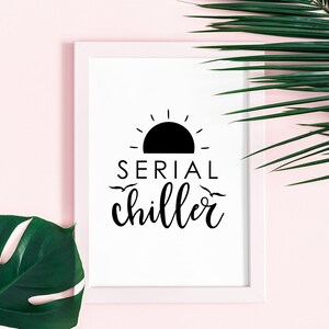 K&ouml;nnte beinhalten: Ein wei&szlig;er gerahmter Druck mit einer schwarzen Silhouette einer Sonne und dem Text "SERIAL chiller" in schwarzer Kursivschrift. Der Druck befindet sich auf einem rosa Hintergrund mit gr&uuml;nen Bl&auml;ttern.