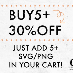 Op de afbeelding: Een afbeelding met de tekst "BUY 5+ 30% OFF" en "JUST ADD 5+ SVG/PNG IN YOUR CART!" met een handgeschreven pijl die naar de tekst "30% OFF" wijst.