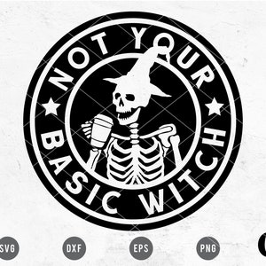 Puede incluir: Diseño gráfico en blanco y negro de un esqueleto con un sombrero de bruja y sosteniendo una taza. El texto alrededor del esqueleto dice "Not Your Basic Witch".