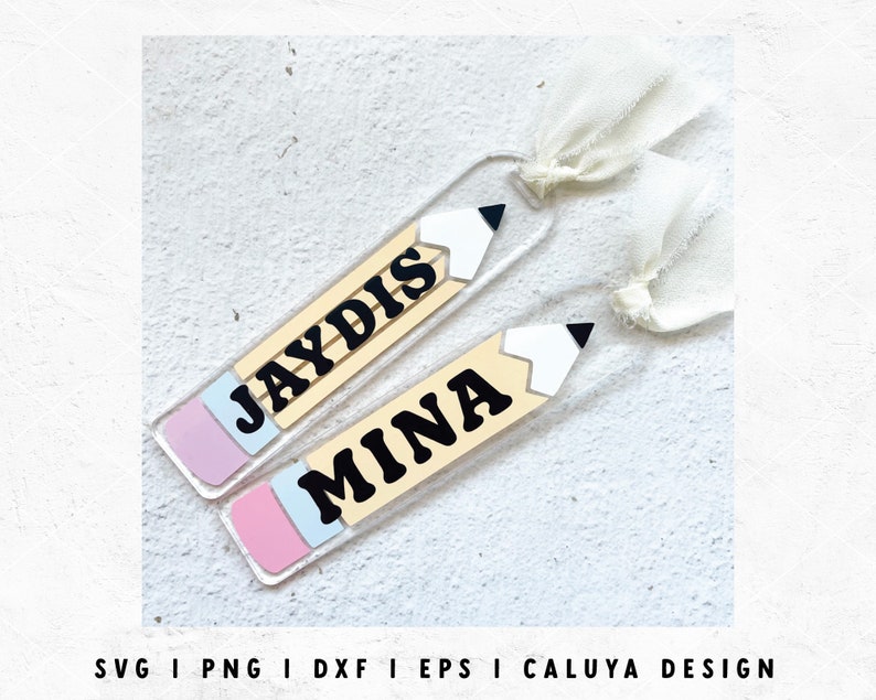 K&ouml;nnte beinhalten: Zwei Bleistift-f&ouml;rmige Acryl-Lesezeichen mit rosa, blauen und gelben Akzenten. Die Lesezeichen tragen die Namen "Jaydis" und "Mina" in Schwarz.