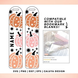 Puede incluir: Dos dise&ntilde;os de marcap&aacute;ginas imprimibles con una calabaza con estrellas y lunas. El texto "NAME" est&aacute; incluido en el marcap&aacute;ginas de la izquierda. El texto "COMPATIBLE WITH OUR BOOKMARK BLANKS!" est&aacute; incluido en la parte superior de la imagen. La imagen tambi&eacute;n muestra tres marcap&aacute;ginas de acr&iacute;lico con nombres escritos en ellos.